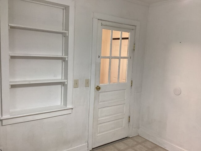 Building Photo - Charming House in the Country