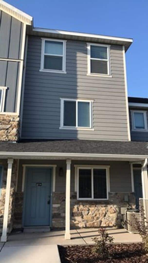 Building Photo - Beautiful 3 Story Vineyard Townhome