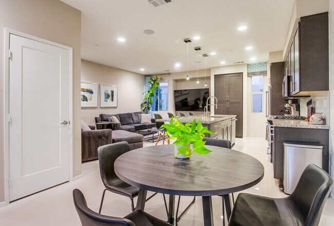 Building Photo - Stunning 3-bed, 3-bath townhome with bonus...