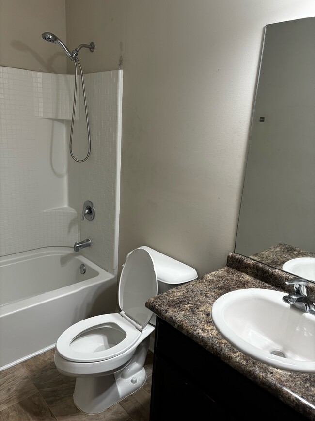 Building Photo - 668 Red Oak Ln