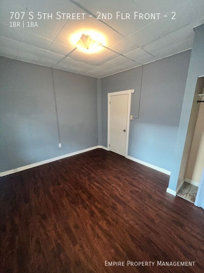 Building Photo - Available! 2nd floor: 1 Bedroom / 1 Bathro...