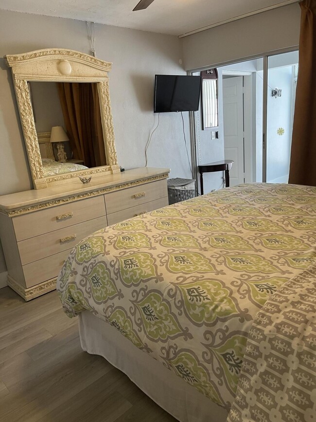 Building Photo - 143 West Ct