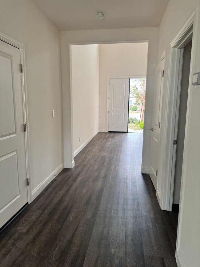 Building Photo - Single Family Home