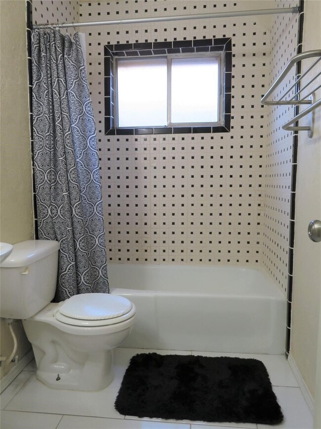 Building Photo - 1006 Avenue L