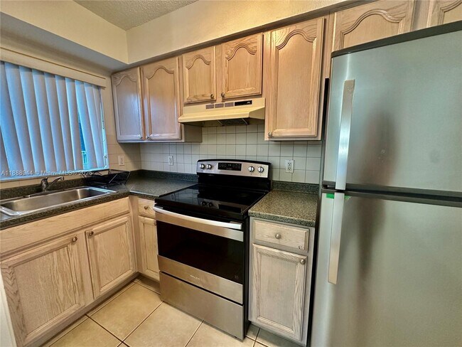 Primary Photo - 1274 NE 40th St