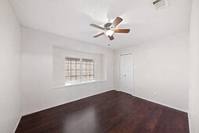 Building Photo - 6718 Meadowcrest Dr