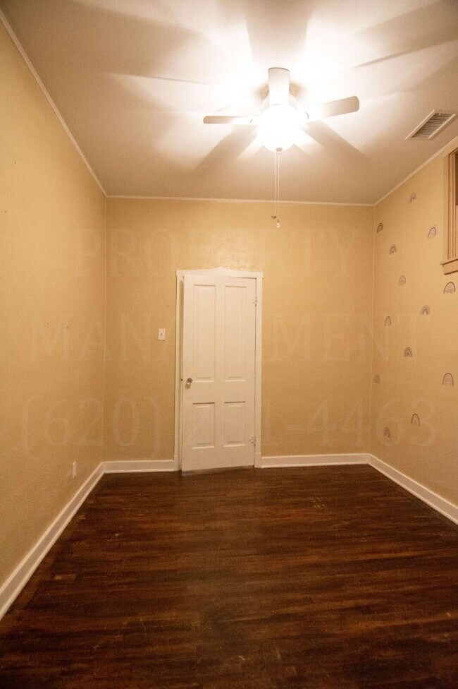 Building Photo - Cute Upstairs 2-Bed Apartment located down...