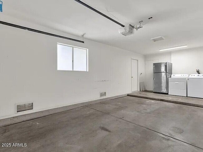 Building Photo - 13092 N 99th Dr