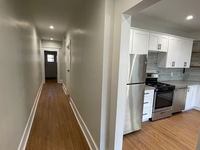 Building Photo - 961 W 42nd St