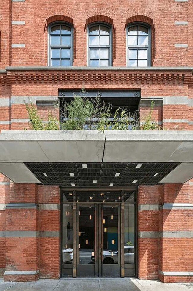 Building Photo - 100 Vandam St