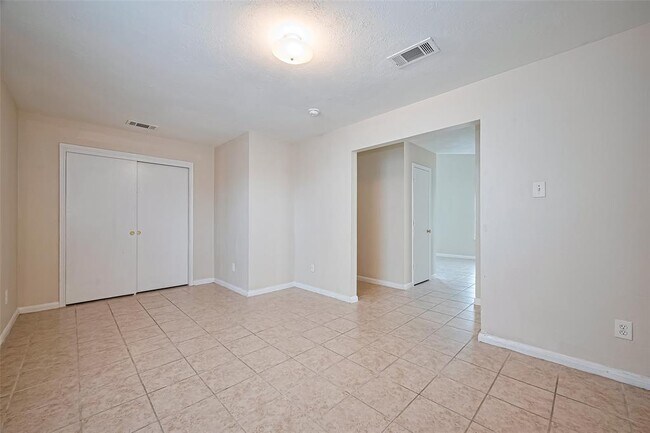 Building Photo - 7203 River Pines Dr