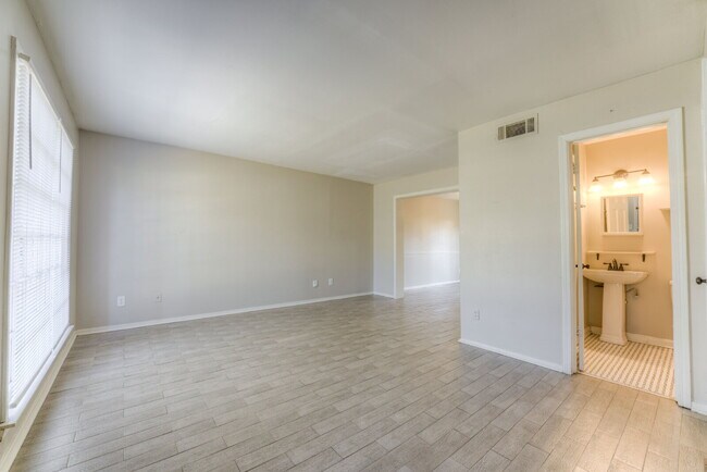 Building Photo - Qualified Tenants Get 50% Off First Month!...