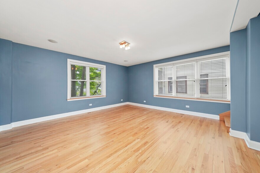 Building Photo - 2736 W Evergreen Ave