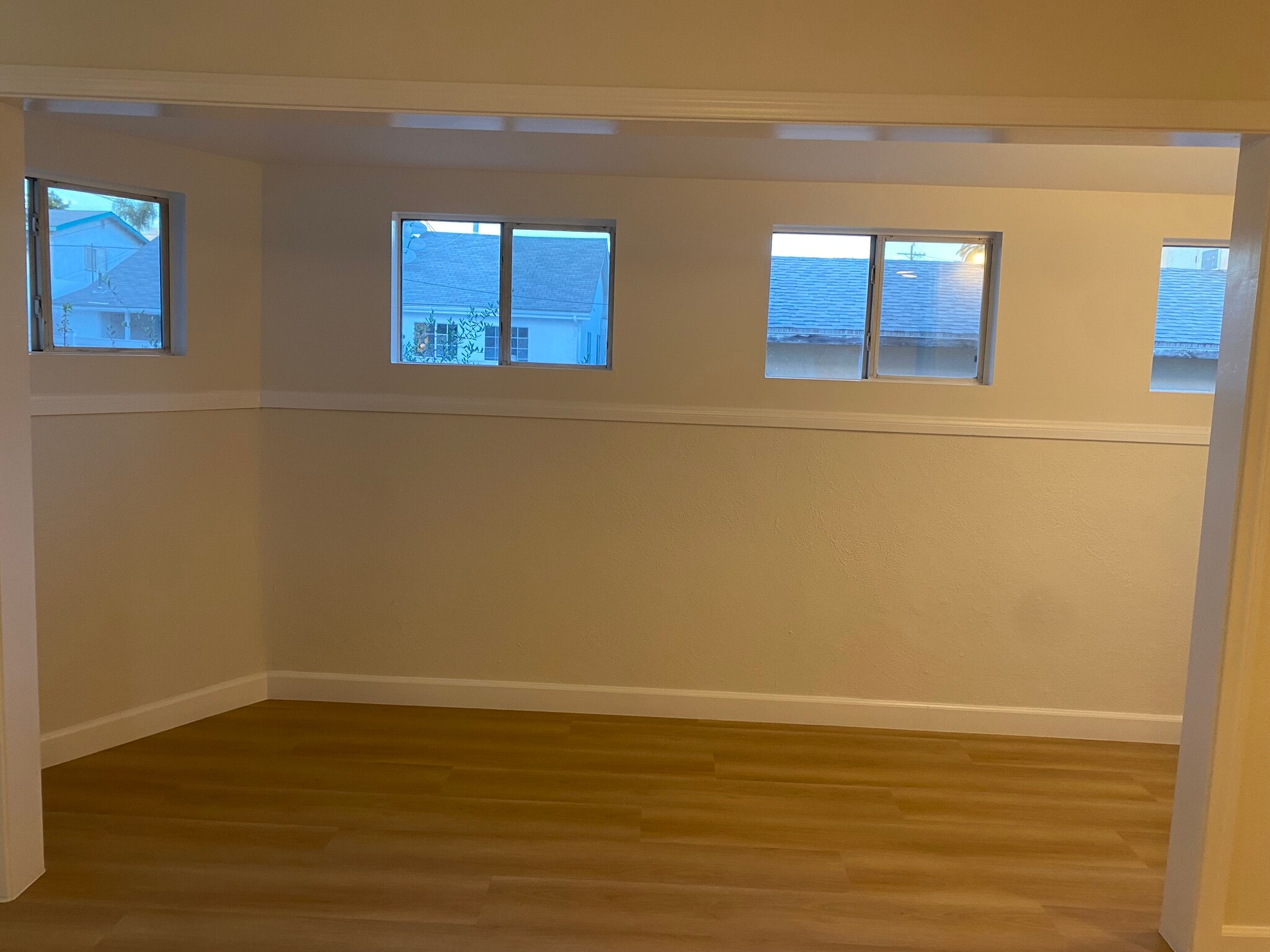 Building Photo - 1511 N Mariposa Ave