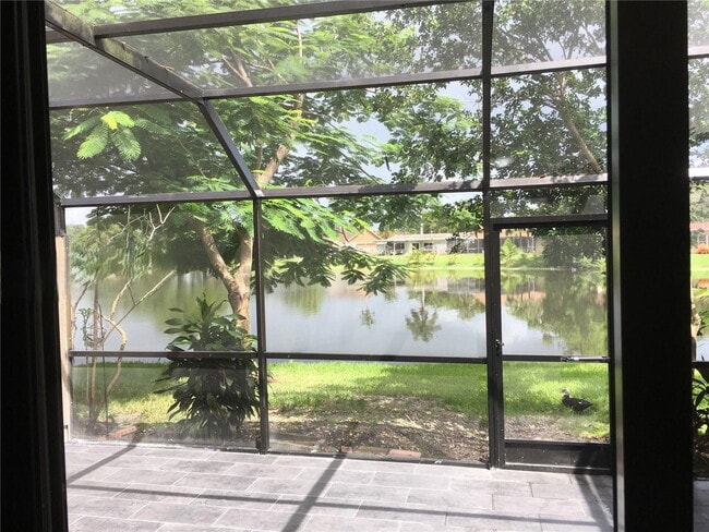 Building Photo - 10951 N Lakeview Dr