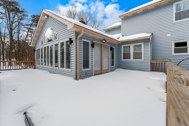 Building Photo - "Charming 4-Bedroom Retreat with Sun Room Scenic Views