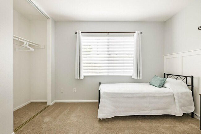 Building Photo - 2552 W Kiva Ave