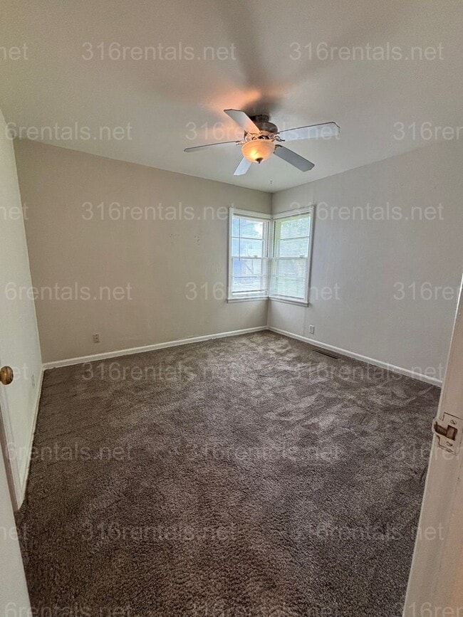 Building Photo - Three bed one bath available now!