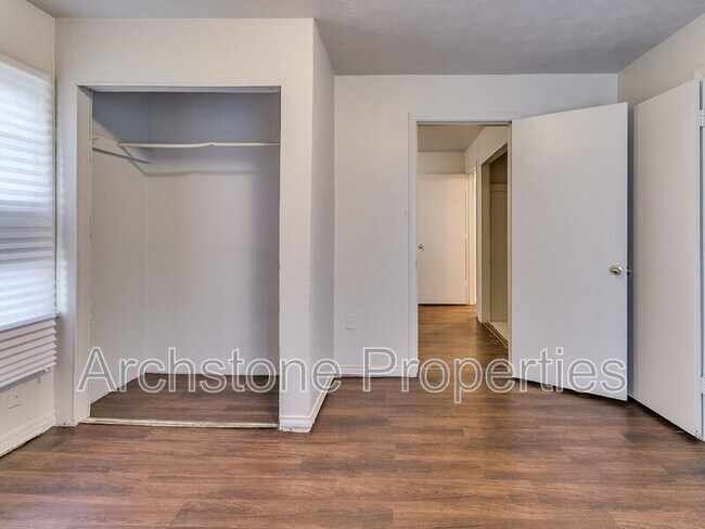 Building Photo - 937 N Locust Ln