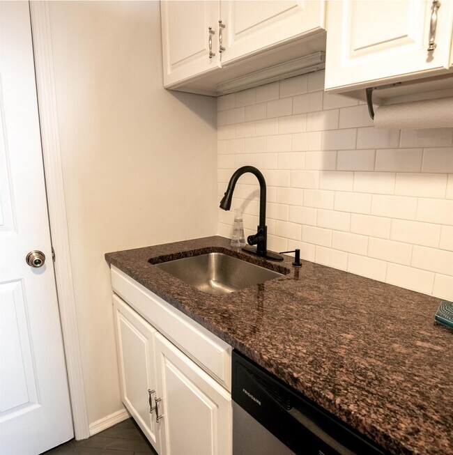 Building Photo - 154 Ogden Ave.