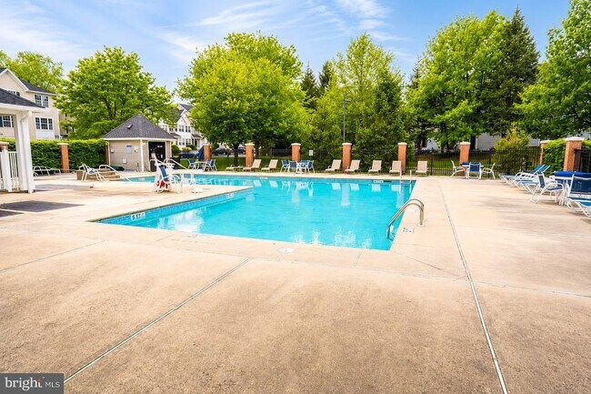 Building Photo - 704 Dahlia Cir