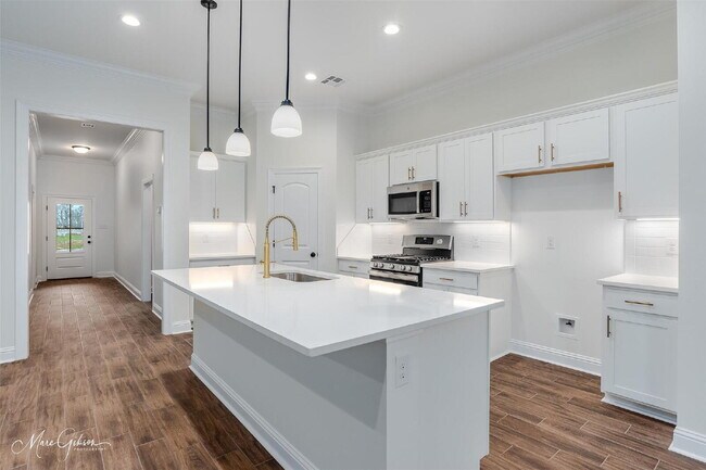 Building Photo - "Charming 3-Bedroom Bossier City Home with 2 Full Baths and 1848 Sq Ft of Comfort!"