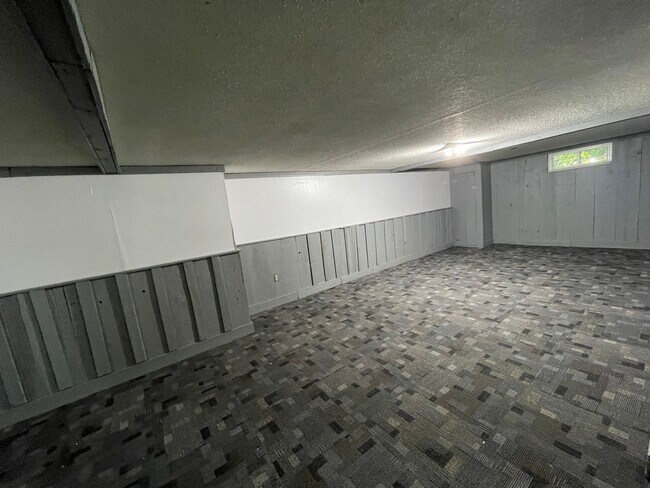 Building Photo - Spacious 3-Bedroom Home on Half-Acre Lot in Top-Rated Pleasant Valley School District!