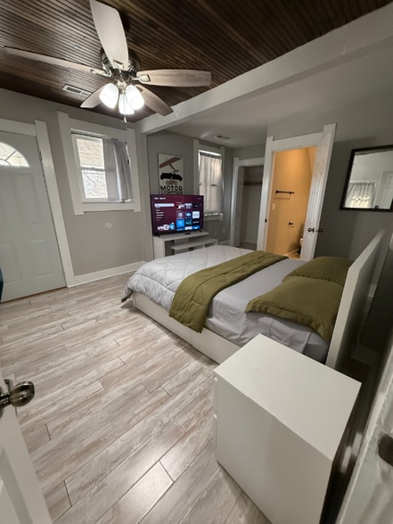 Building Photo - 230 N Randolph St