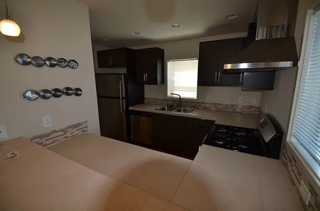 Building Photo - Two Bedroom, One and a Half Bath Townhome - Right Next to Fairmount Park