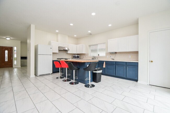 Building Photo - 9641 Weldridge Dr