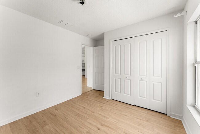 Building Photo - 3 bed with Solar heating Private Pool