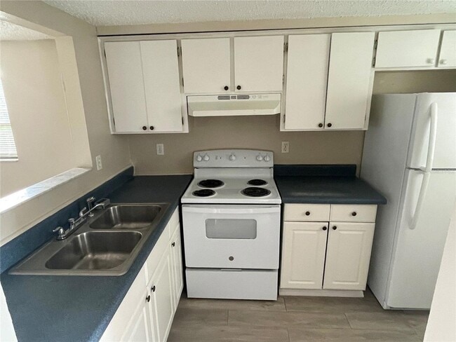 Building Photo - 4128-4126 Shoreline Dr