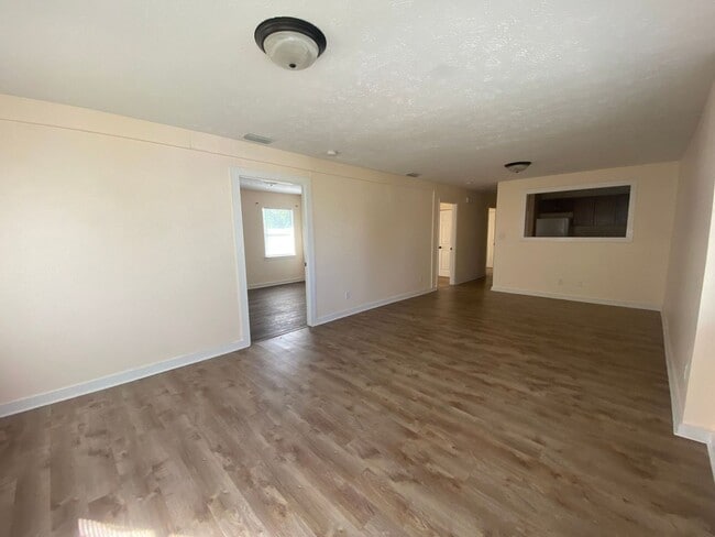 Building Photo - Charming 3Bed/2Ba Duplex Unit Conveniently...