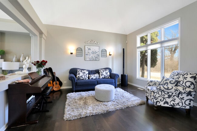Building Photo - 2655 Molitor Rd