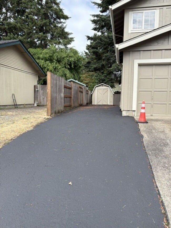 Building Photo - Newly remodeled Thurston  Home