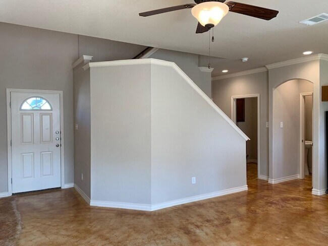 Building Photo - Town home for rent