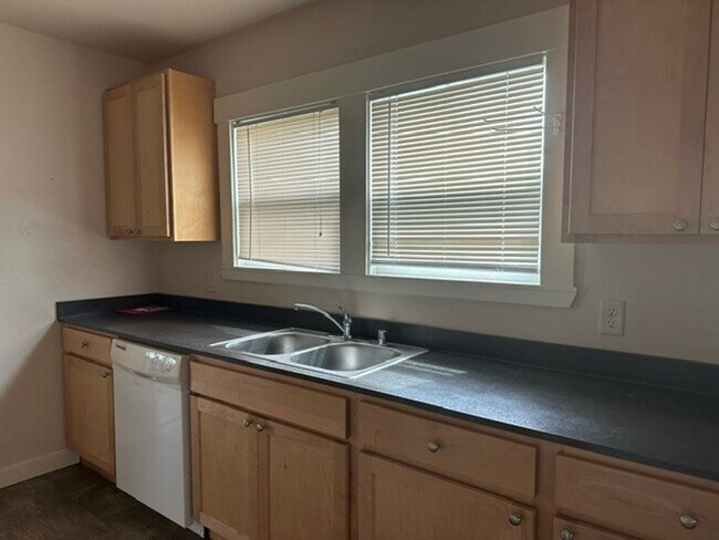 Building Photo - AVAILABLE NOW: 2 bdrm/1 bath House