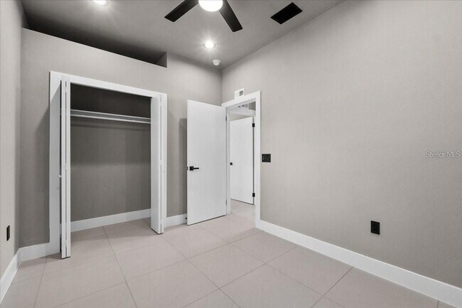 Building Photo - 724 W Crescent Dr