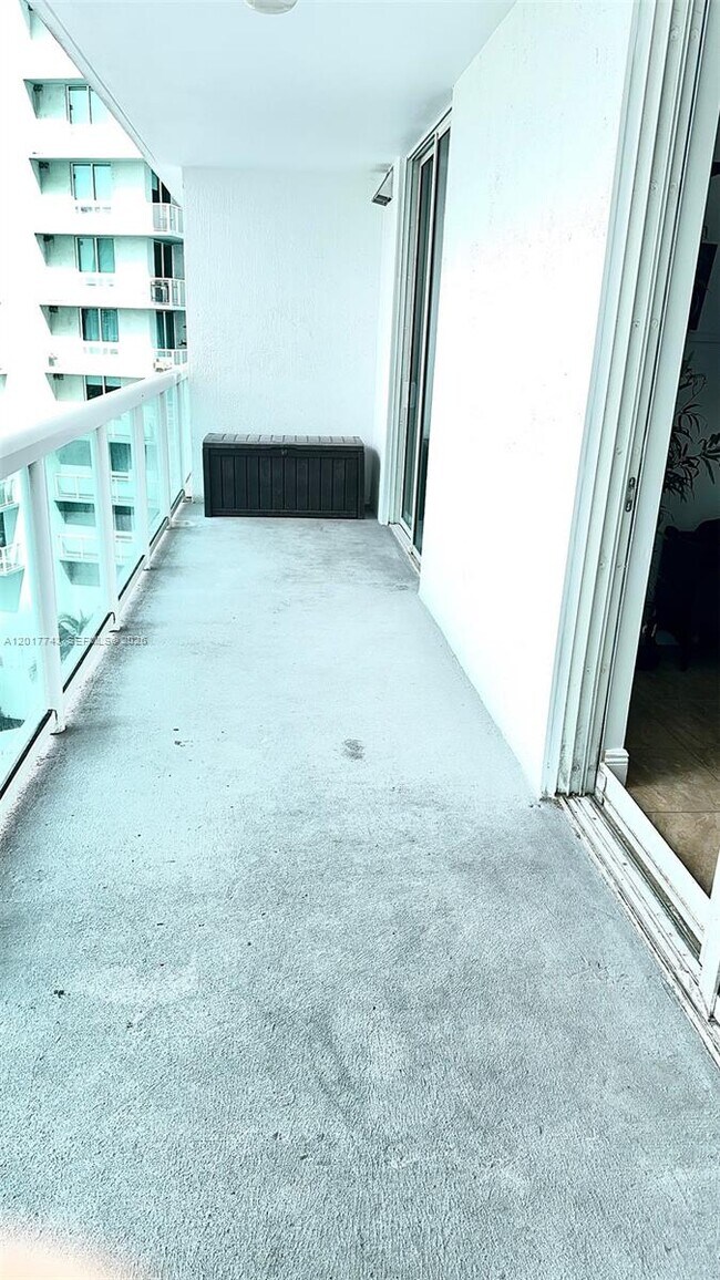 Building Photo - 1800 N Bayshore Dr