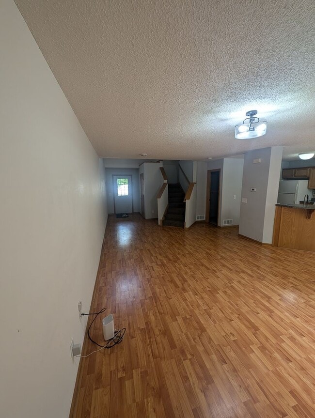 Building Photo - Updated 3BR Townhome in Eagan – Close to S...