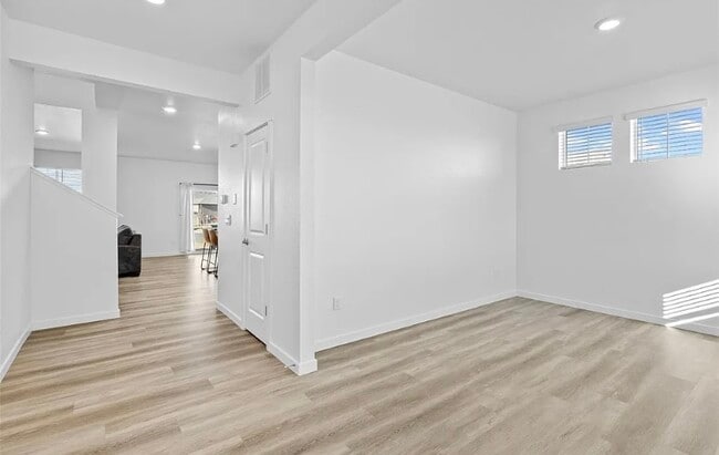 Building Photo - Shared Bathroom Room 3