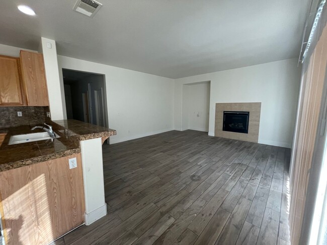 Building Photo - Victorville- Tanamera Home-  4 Bedrooms, 3...