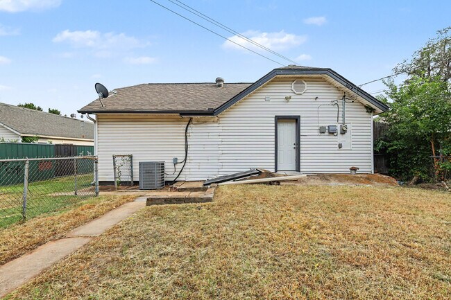 Building Photo - 537 SW 45th St