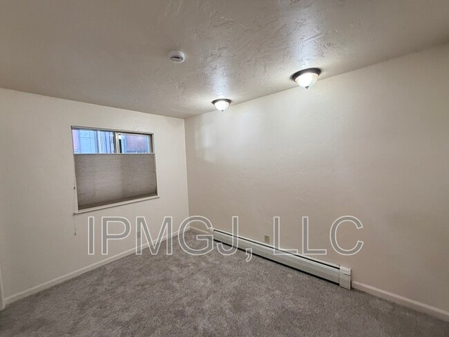 Building Photo - 3150 Lakeside Dr