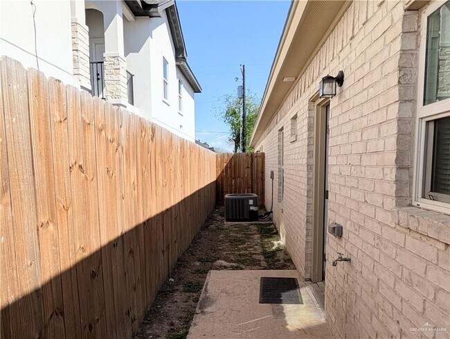 Building Photo - 14 S McColl Rd