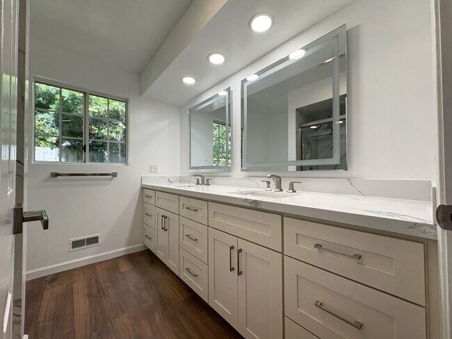 Building Photo - Stunning 4-Bedroom Home with Pool, Solar P...