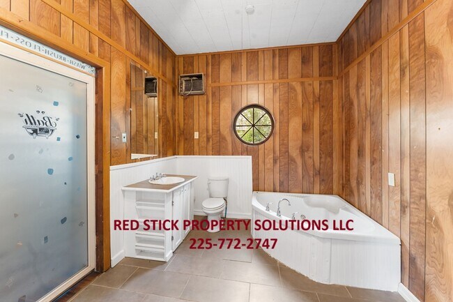 Building Photo - Spacious 2700 sq ft 3BR/2BA