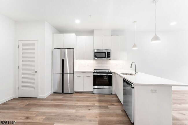 Building Photo - 25 Freeway Dr E