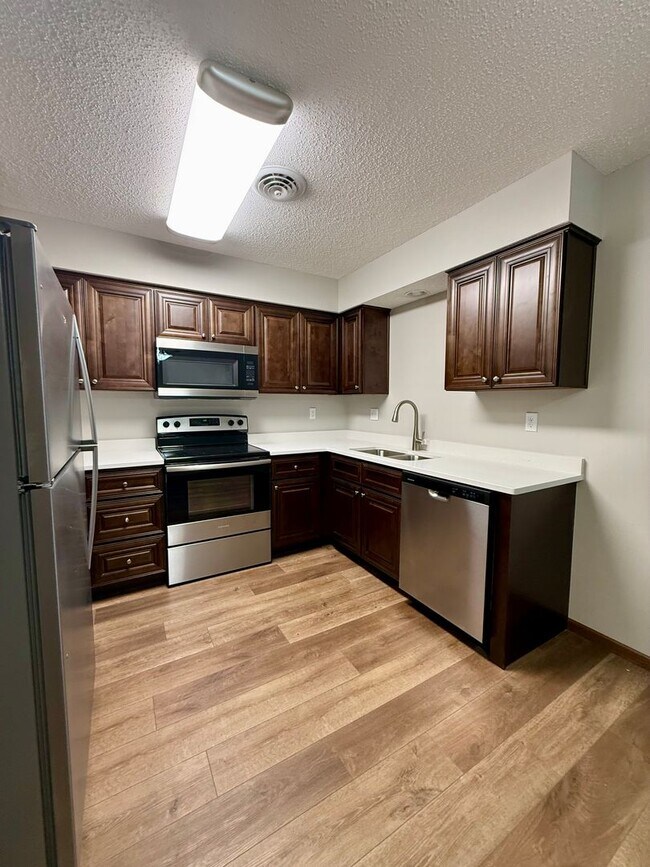 Building Photo - 714-716 Republic Dr