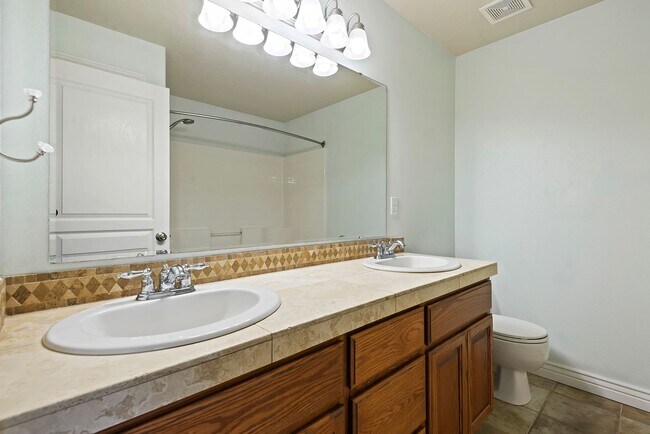 Building Photo - 4bed, 2.5bath, 2,085sq.ft. home in Creeksi...